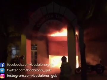  Extinguen un incendio en los bajos de un edificio de Badalona