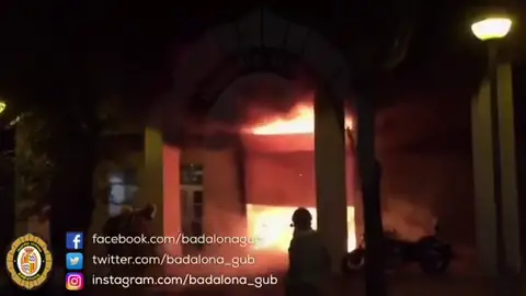 Extinguen un incendio en los bajos de un edificio de Badalona Extinguen un incendio en los bajos de un edificio de Badalona
