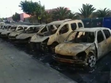 La Policía investiga el incendio de 26 vehículos en la localidad grancanaria de Jinamar 