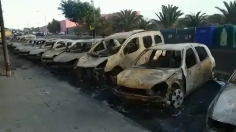 La Policía investiga el incendio de 26 vehículos en la localidad grancanaria de Jinamar La Policía investiga el incendio de 26 vehículos en la localidad grancanaria de Jinamar