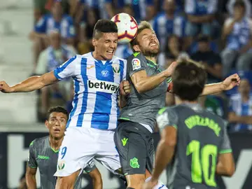 Guido Carrillo e Illarramendi disputan el balón aéreo. Guido Carrillo e Illarramendi disputan el balón aéreo.
