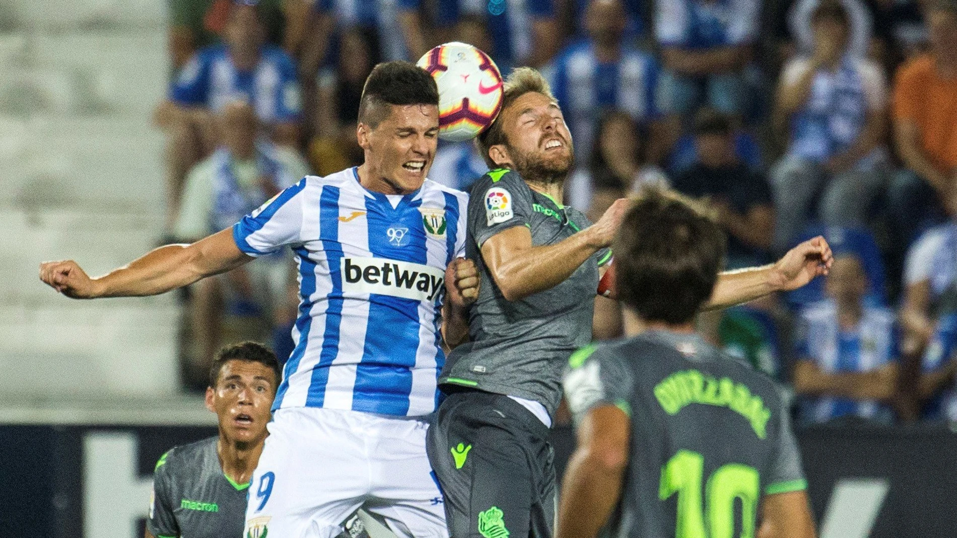 Guido Carrillo e Illarramendi disputan el balón aéreo. Guido Carrillo e Illarramendi disputan el balón aéreo.