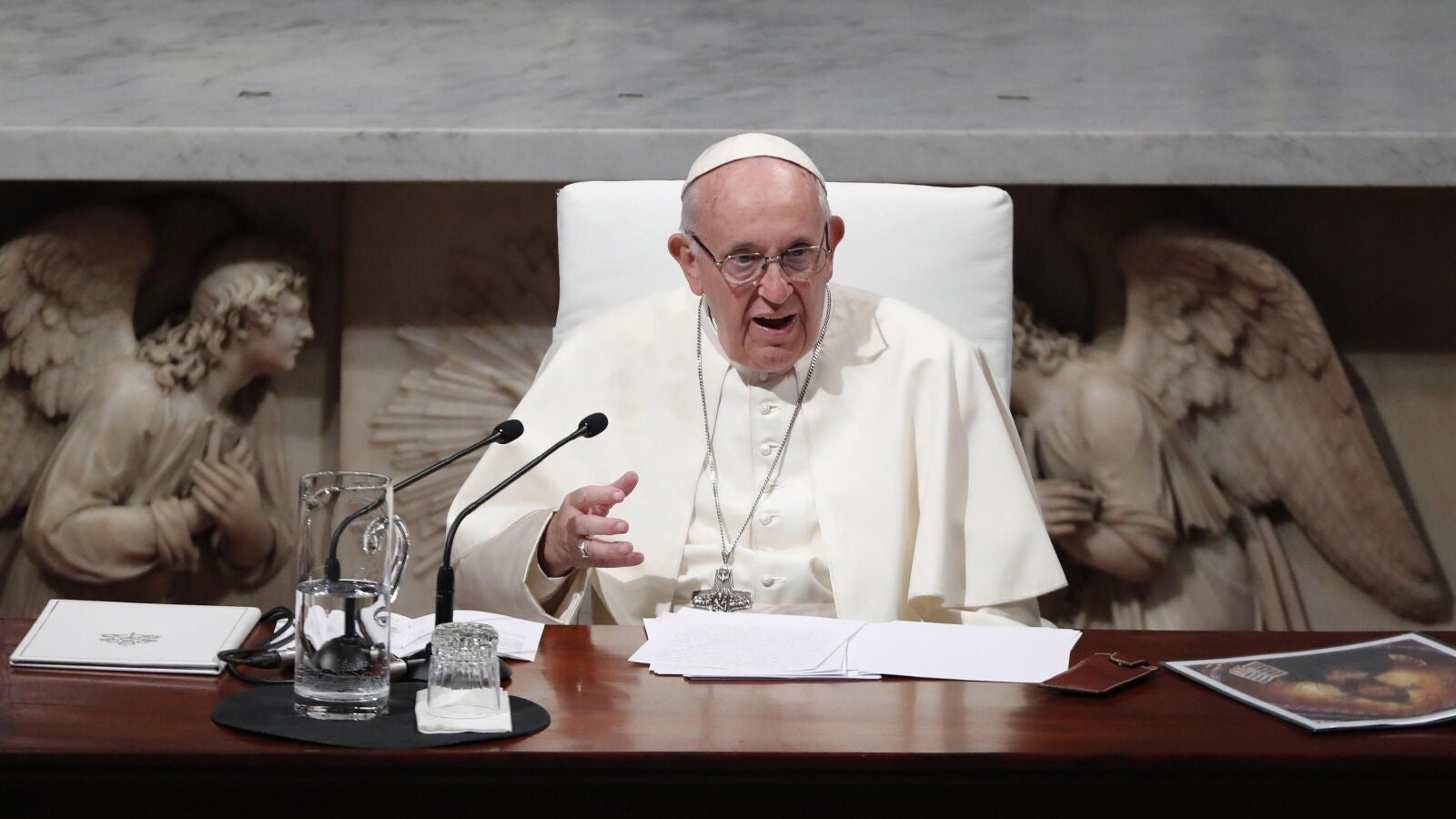 Un ex alto cargo del Vaticano acusa al papa Francisco de ser conocedor de los abusos sexuales del cardenal McCarrick