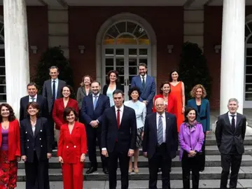 Noticias Fin de Semana (25-08-18) Sánchez reúne a sus ministros para analizar el nuevo curso político y las estrategias de futuro Noticias Fin de Semana (25-08-18) Sánchez reúne a sus ministros para analizar el nuevo curso político y las estrategias de futuro