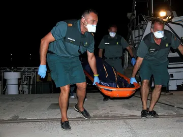 Trasladan a Motril el cadáver de un migrante encontrado cerca de Alborán Trasladan a Motril el cadáver de un migrante encontrado cerca de Alborán