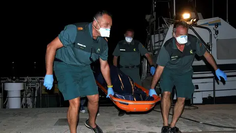 Trasladan a Motril el cadáver de un migrante encontrado cerca de Alborán Trasladan a Motril el cadáver de un migrante encontrado cerca de Alborán