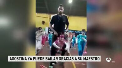 El bonito gesto de un profesor que permitió participar en el baile del colegio a una niña parapléjica 