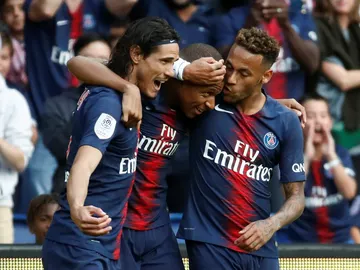 Cavani, Mbappe y Neymar celebran un gol Cavani, Mbappe y Neymar celebran un gol