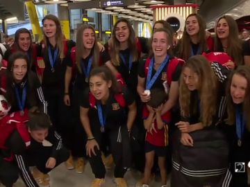 La selección femenina sub 20, recibida en el aeropuerto Adolfo Suárez al grito de '¡campeonas!'