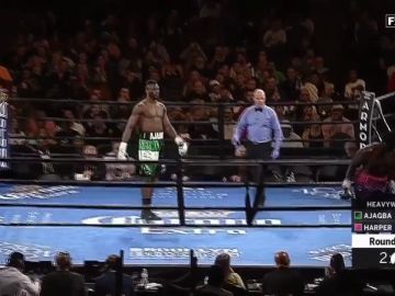 Curtis Harper abandona el ring apenas suena la campana Curtis Harper abandona el ring apenas suena la campana