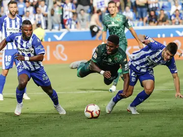 Junior, ante Wakaso y Aguirreabiria Junior, ante Wakaso y Aguirreabiria