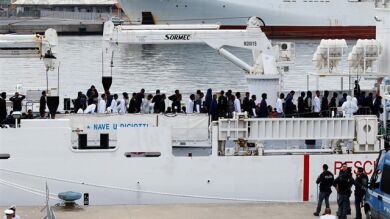 Médicos e inspectores del Ministerio de Sanidad ordenan el desembarco de 16 de los migrantes del buque italiano Diciotti por motivos médicos