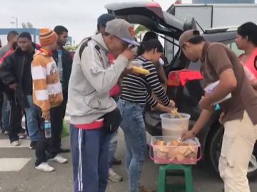 Miles de venezolanos entran a Perú antes de que se les exija el pasaporte mientras que Ecuador anula este requisito durante 45 días