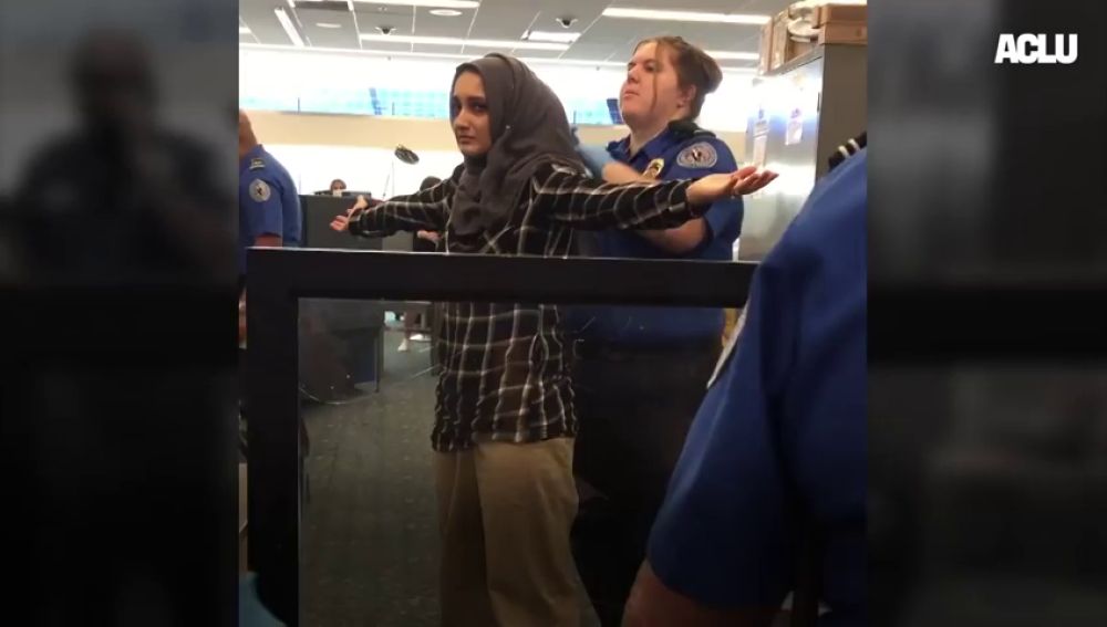 Una joven musulmana denuncia que la obligaron a enseñar la compresa durante un control de un aeropuerto en EEUU