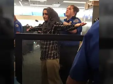 Una joven musulmana denuncia que la obligaron a enseñar la compresa durante un control de un aeropuerto en EEUU Una joven musulmana denuncia que la obligaron a enseñar la compresa durante un control de un aeropuerto en EEUU