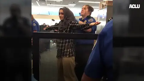 Una joven musulmana denuncia que la obligaron a enseñar la compresa durante un control de un aeropuerto en EEUU Una joven musulmana denuncia que la obligaron a enseñar la compresa durante un control de un aeropuerto en EEUU