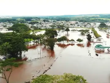 El huracán Lane se debilita y abandona poco a poco las islas Hawaianas El huracán Lane se debilita y abandona poco a poco las islas Hawaianas