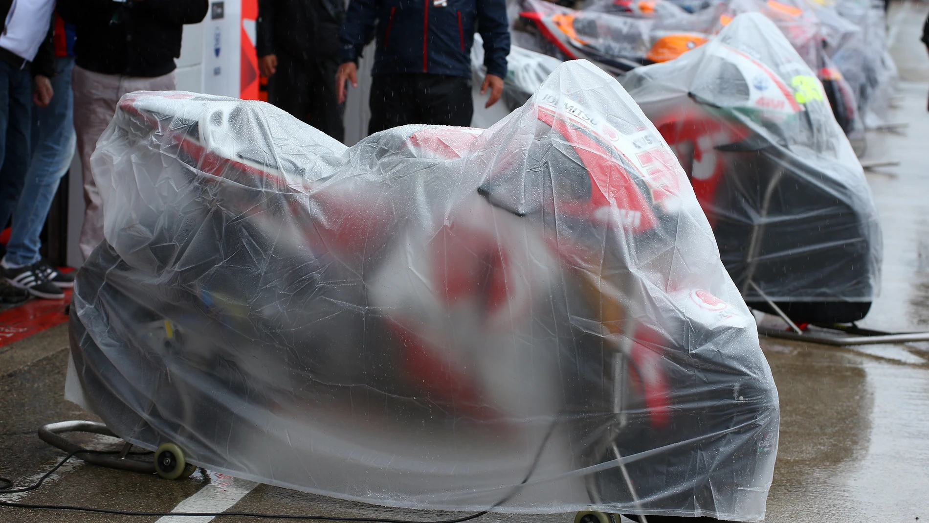 La lluvia y el asfalto "ahogan" el Gran Premio de Silverstone