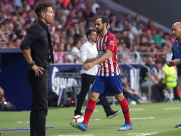 Juanfran fue sustituido con molestias musculares en la pierna izquierda Juanfran fue sustituido con molestias musculares en la pierna izquierda