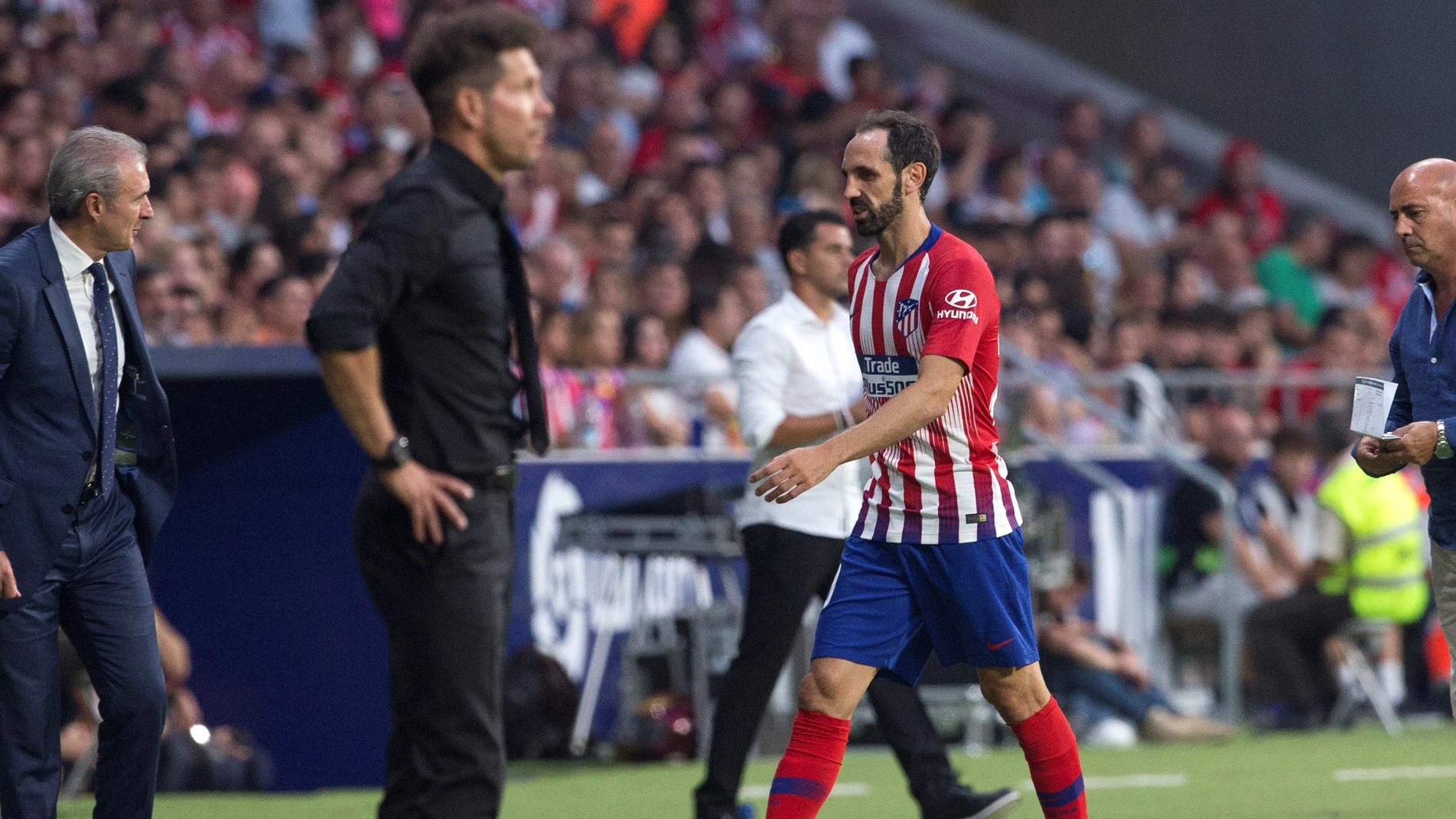 Juanfran fue sustituido con molestias musculares en la pierna izquierda Juanfran fue sustituido con molestias musculares en la pierna izquierda