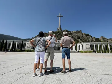Imagen de varias personas en El Valle de los Caídos Imagen de varias personas en El Valle de los Caídos