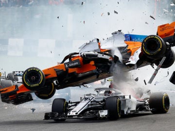 El McLaren de Fernando Alonso sale volando en Spa