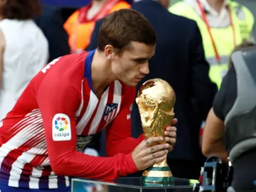 Griezmann besa el Mundial con la camiseta del Atlético Griezmann besa el Mundial con la camiseta del Atlético