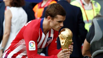 Griezmann besa el Mundial con la camiseta del Atlético