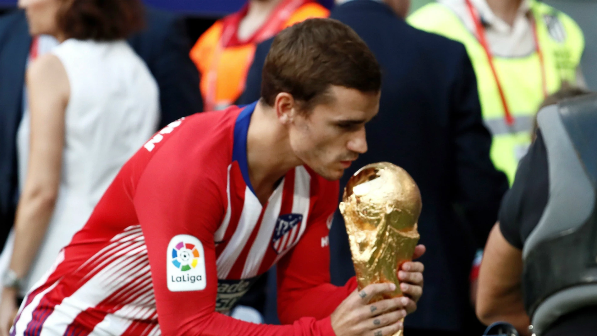 Griezmann besa el Mundial con la camiseta del Atlético Griezmann besa el Mundial con la camiseta del Atlético