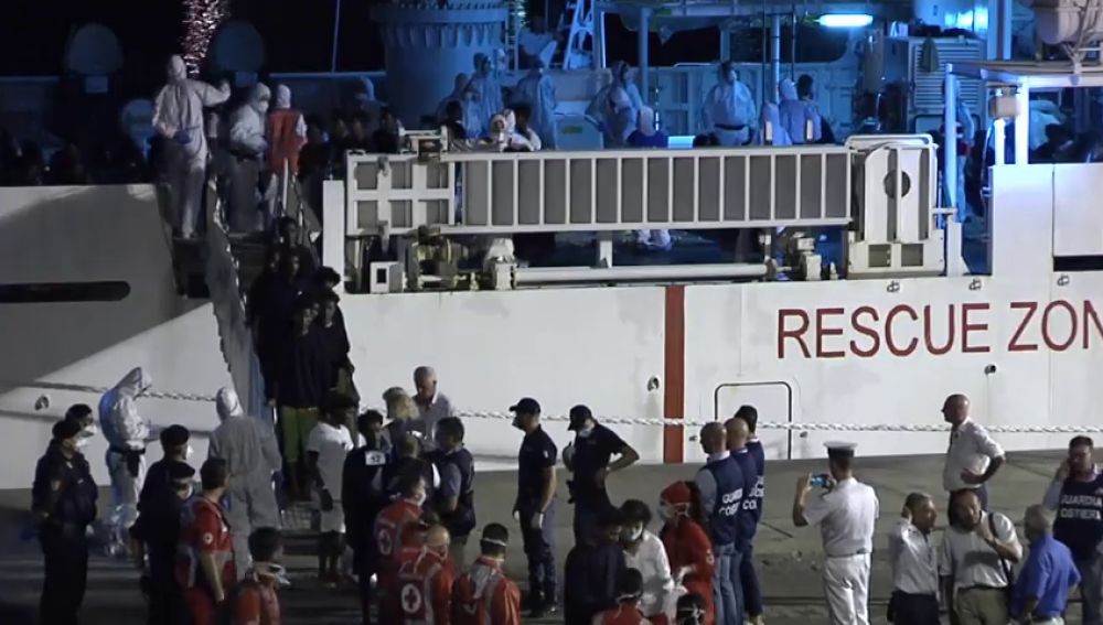 Los 138 inmigrantes del barco 'Diciotti' desembarcan en Catania tras el permiso de Salvini