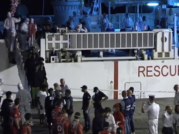 Los 138 inmigrantes del barco 'Diciotti' desembarcan en Catania tras el permiso de Salvini