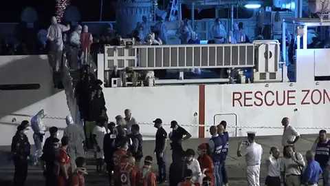 Los 138 inmigrantes del barco 'Diciotti' desembarcan en Catania tras el permiso de Salvini Los 138 inmigrantes del barco 'Diciotti' desembarcan en Catania tras el permiso de Salvini
