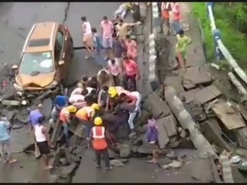 Al menos ocho personas heridas en el derrumbe de un puente en la ciudad india de Calcuta