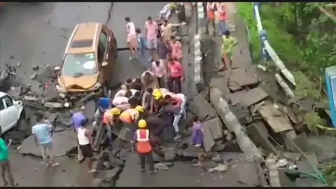 Al menos ocho personas heridas en el derrumbe de un puente en la ciudad india de Calcuta Al menos ocho personas heridas en el derrumbe de un puente en la ciudad india de Calcuta