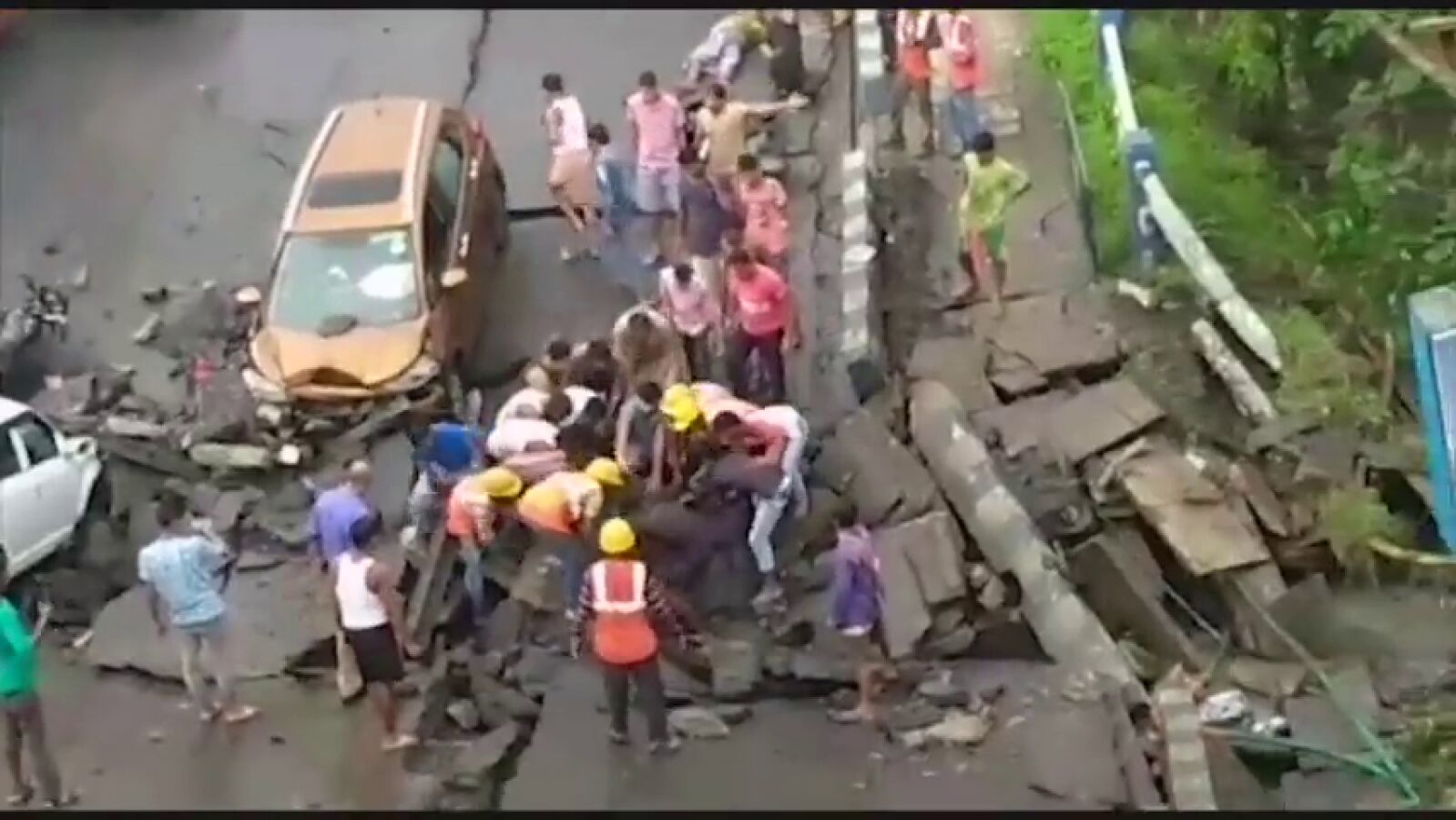 Al menos 25 personas heridas en el derrumbe de un puente en la ciudad india de Calcuta