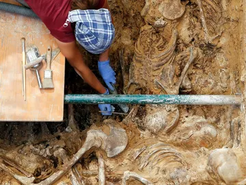 Una arqueóloga durante los trabajos de excavación en la fosa común 112 del cementerio de Paterna Una arqueóloga durante los trabajos de excavación en la fosa común 112 del cementerio de Paterna