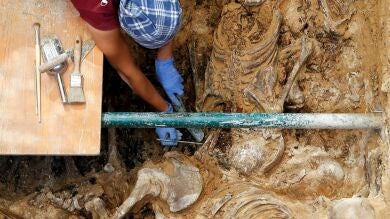 Descubren restos de 10 de los 100 cuerpos que alberga la fosa común 112 del cementerio de Paterna 