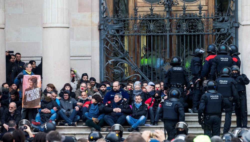 Agentes de los Mossos d'Esquadra desalojan a las decenas de personas concentradas ante el Tribunal Superior de Justicia de Cataluña