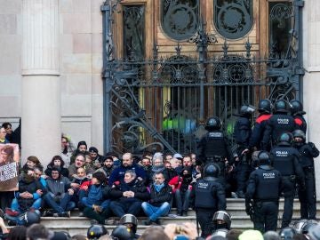 Agentes de los Mossos d'Esquadra desalojan a las decenas de personas concentradas ante el Tribunal Superior de Justicia de Cataluña 