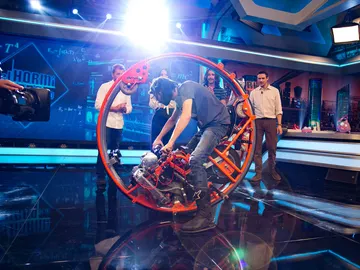 Olivia Munn y Boyd Holbrook, fascinados con el "monowheel" en 'El Hormiguero 3.0' Olivia Munn y Boyd Holbrook, fascinados con el "monowheel" en 'El Hormiguero 3.0'