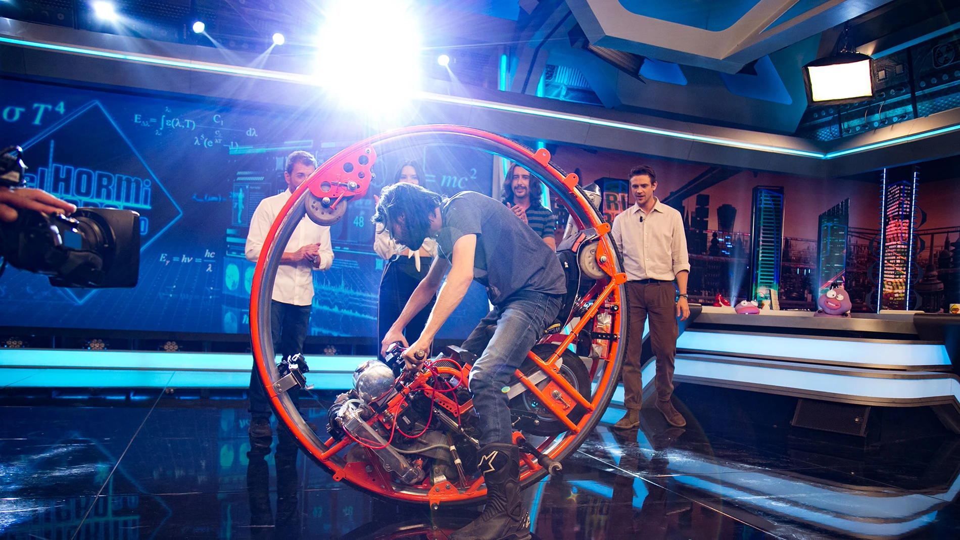 Olivia Munn y Boyd Holbrook, fascinados con el "monowheel" en 'El Hormiguero 3.0'