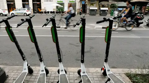 Patinetes eléctricos Patinetes eléctricos en una acera