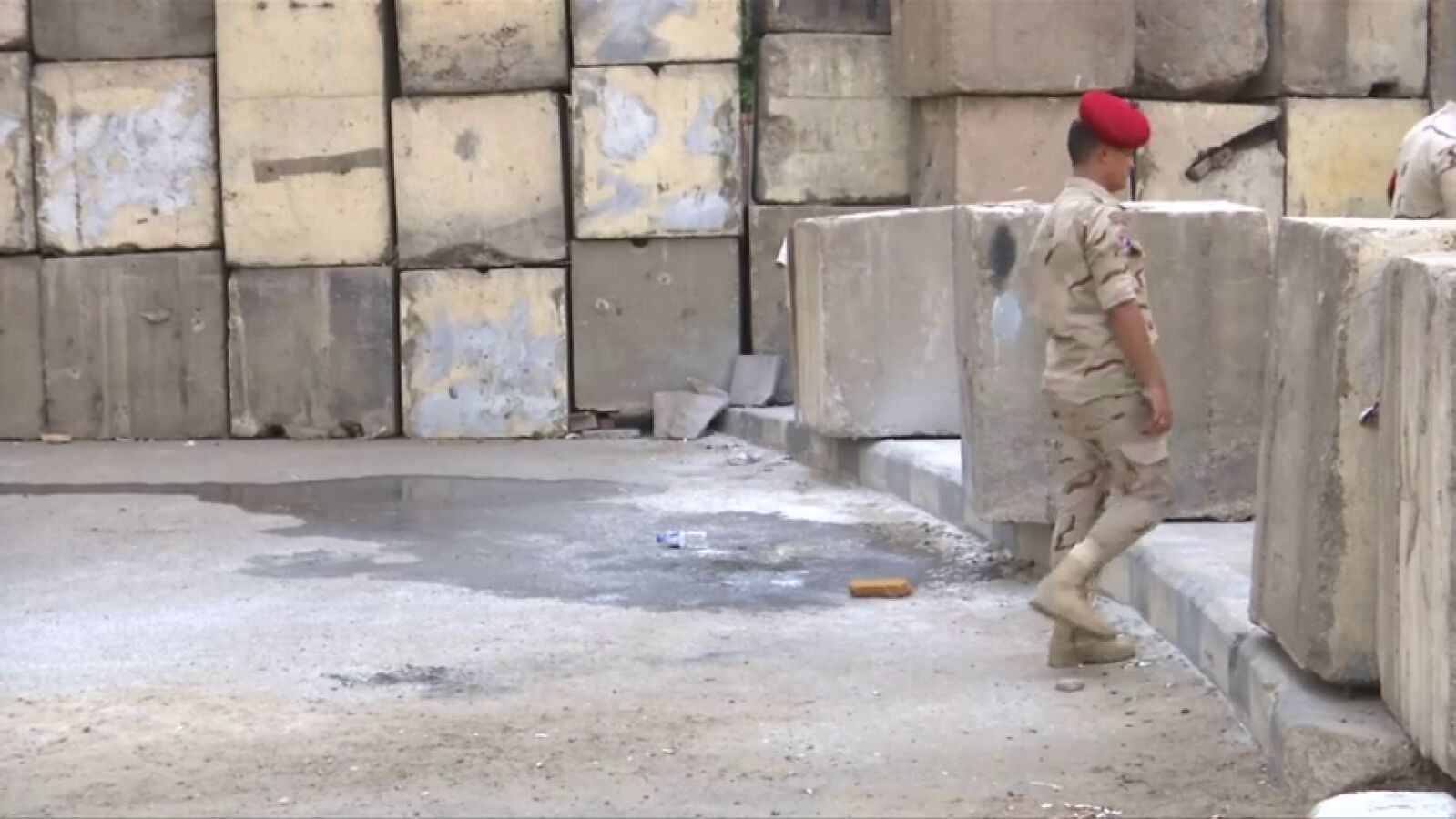 Detenido un hombre por lanzar explosivos cerca de la embajada de Estados Unidos en El Cairo