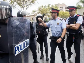 Antena 3 Noticias 2 (05-09-18) Interior envía a 600 antidisturbios de la Policía a Cataluña por la Diada y el 1-O Antena 3 Noticias 2 (05-09-18) Interior envía a 600 antidisturbios de la Policía a Cataluña por la Diada y el 1-O