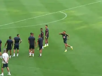 Neymar celebra a lo Cristiano Ronaldo un golazo de falta en un entrenamiento Neymar celebra a lo Cristiano Ronaldo un golazo de falta en un entrenamiento