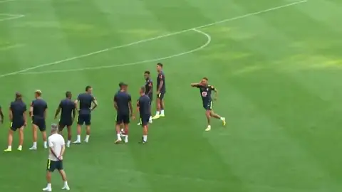Neymar celebra a lo Cristiano Ronaldo un golazo de falta en un entrenamiento Neymar celebra a lo Cristiano Ronaldo un golazo de falta en un entrenamiento