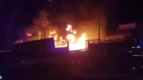 Se declara un incendio en una fábrica de Alginet, en Valencia Se declara un incendio en una fábrica de Alginet, en Valencia