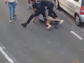 Espectacular persecución de la Policía Nacional en Tenerife que acaba con un coche volcado en la acera y dos detenidos