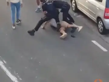 Espectacular persecución de la Policía Nacional en Tenerife que acaba con un coche volcado en la acera y dos detenidos Espectacular persecución de la Policía Nacional en Tenerife que acaba con un coche volcado en la acera y dos detenidos