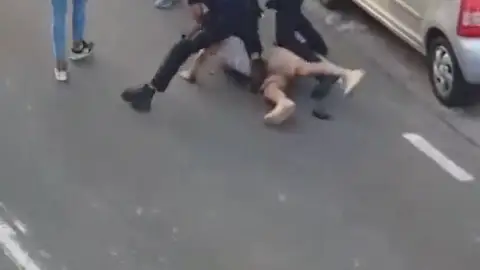 Espectacular persecución de la Policía Nacional en Tenerife que acaba con un coche volcado en la acera y dos detenidos Espectacular persecución de la Policía Nacional en Tenerife que acaba con un coche volcado en la acera y dos detenidos